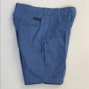Columbia 32 blue cargo shorts pockets